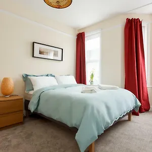 Stylish Town Centre Close To And Shops Bournemouth